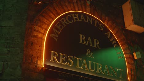 Leuchtendes-Eingangsschild-Der-Marchants-Arch-Bar-Und-Des-Restaurants-In-Der-Nacht