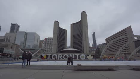 Touristen-Im-Rathaus-Von-Toronto-Im-Winter