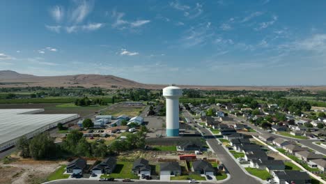 Drohnenschuss,-Der-Sich-Vom-Wasserturm-Von-Benton-City-Und-Der-Umliegenden-Nachbarschaft-Entfernt