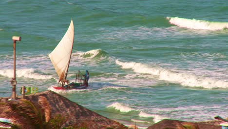Brasilianisches-Traditionelles-Jangada-Fischerboot-Reitet-Auf-Den-Wellen
