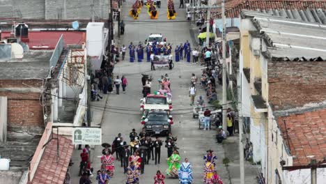 Luftaufnahme-Zeigt-Eine-Gruppe-Mit-Kostümen-Auf-Der-Straße-In-Tecalitlan-Beim-Mariachi-Festival