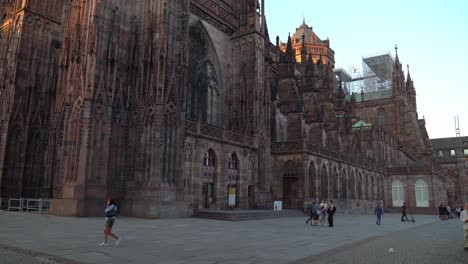 Aufgrund-Seiner-Herausragenden-Gotischen-Architektur-Wurde-Der-Straßburger-Dom-Zusammen-Mit-Dem-Historischen-Zentrum-Der-Stadt-In-Die-Liste-Des-UNESCO-Weltkulturerbes-Aufgenommen