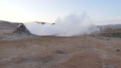 Área-Geotérmica-En-Islandia-Con-Respiraderos-De-Vapor-Y-Ollas-De-Barro-Entre-Un-Paisaje-árido
