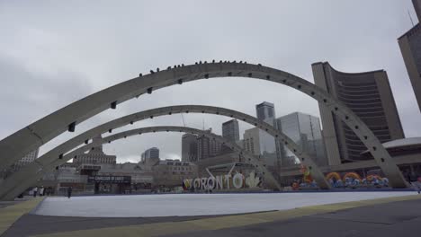 Menschen-Beim-Eislaufen-In-Der-Innenstadt-Von-Toronto-Im-Winter