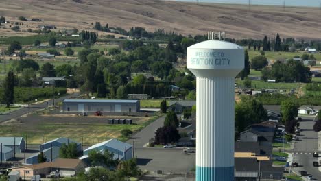 Drohnenaufnahme-Des-Wasserturms-Von-Benton-City-An-Einem-Sonnigen-Tag