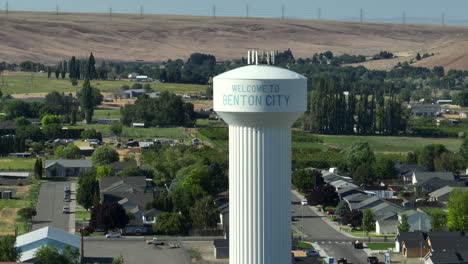 Mittlere-Drohnenaufnahme-Des-Wasserturms-Von-Benton-City