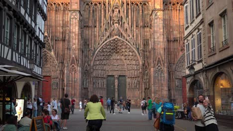 An-Einem-Sonnigen-Herbstabend-Versammeln-Sich-Menschen-In-Der-Nähe-Der-Straßburger-Kathedrale