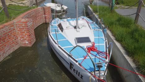 blue-Sportina-yacht-docked-at-lake-Jezioro-Duże-Żnińskie-in-Żnin,-Poland