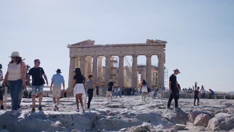 Personas-Que-Visitan-El-Templo-Del-Partenón,-Que-Está-En-La-Lista-Del-Patrimonio-Mundial,-Atenas,-Grecia