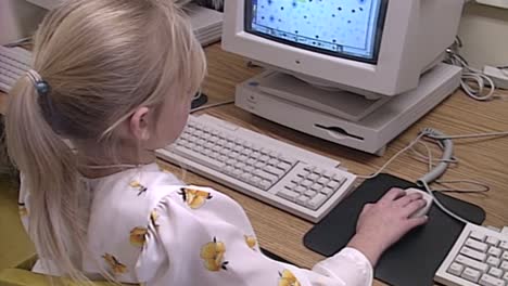 1980er-Jahre-Studentin-Am-Schulcomputer