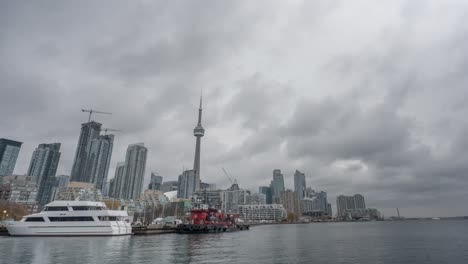 Wolken-Ziehen-über-Den-CN-Tower-Und-Die-Skyline-Von-Toronto,-Zeitraffer