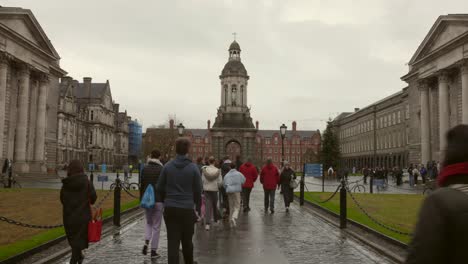 Estudiantes-Irlandeses-En-El-Trinity-College-De-Dublín-Con-Vistas-Al-Campanario-De-Dublín,-Irlanda