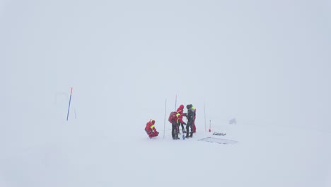Equipo-De-Avalanchas-En-El-Pico-Zugspitze-De-Las-Montañas-Wetterstein-Durante-Las-Nevadas-En-Baviera,-Alemania