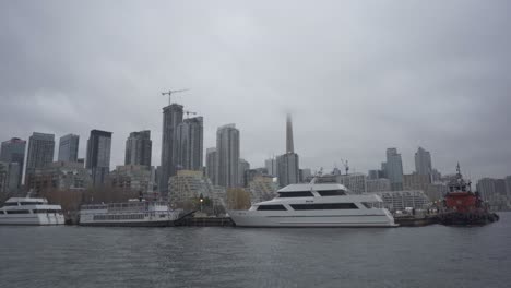 Wolken-Bedecken-Den-CN-Tower-Und-Die-Skyline-Von-Toronto-Im-Winter