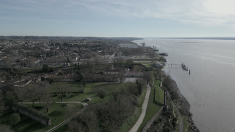Citadelle-de-Blaye-vista,-Bordeaux,-France---aerial-flyover