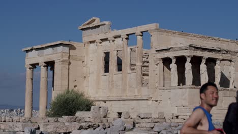 Turistas-Observando-El-Templo-Del-Partenón,-Antiguo-Centro-Del-Templo-De-Grecia,-Atenas