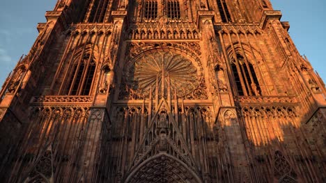 Catedral-De-Estrasburgo-Vista-Desde-El-Exterior,-La-Fachada-De-La-Catedral-Ofrece-Uno-De-Los-Mejores-Libros-Ilustrados-De-La-Edad-Media.