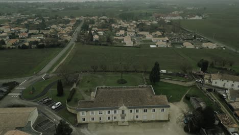 Anwesen-Mit-Blick-Auf-Das-Dorf-Saint-Gervais,-Bordeaux-–-Luftaufnahme