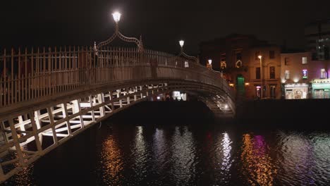 Berühmte-Ha&#39;Penny-Bridge-Lichtreflexionen-Im-Fluss-Liffey-Bei-Nacht