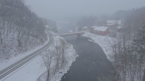 Rosendale,-New-York,-An-Einem-Verschneiten,-Schönen-Wintertag,-Während-Eines-Nordostens,-Gesehen-Von-Der-Hohen-Trestle-Brücke,-über-Dem-Rondout-Creek,-Auf-Dem-Wallkill-Valley-Rail-Trail-Weit-Oberhalb-Des-Dorfes