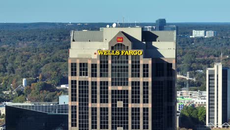 Wells-Fargo-skyscraper-in-downtown-Raleigh,-North-Carolina