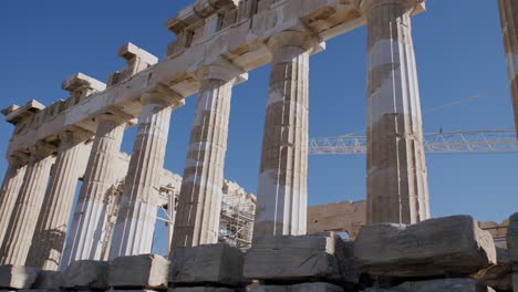 Fuertes-Y-Hermosas-Columnas-Del-Templo-Del-Partenón-En-Grecia,-Arquitectura-Histórica