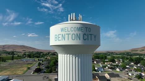 Tight-drone-shot-rising-up,-featuring-Benton-City's-water-tower