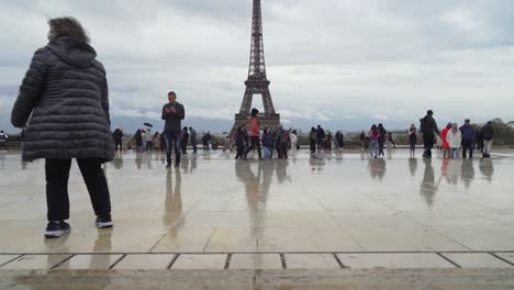 Touristen-Laufen-Um-Den-Trocadero-Platz-Im-Eiffelturm-Herum