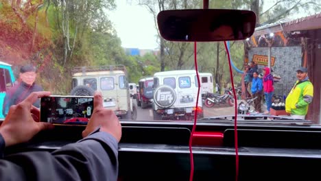 POV-Von-Einem-Passagier-Auf-Der-Bromo-Vulkan-Safari-Tour-Mit-Einem-Toyota-Land-Cruiser-4x4-Jeep