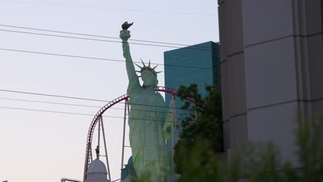 Casino-in-Las-Vegas,-with-Replica-of-the-Statue-of-Liberty