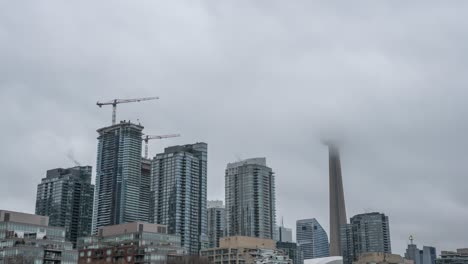 Nubes-Y-Grúas-De-Construcción-Moviéndose-En-El-Horizonte-De-Toronto,-Timelapse