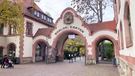 Eingang-Zum-Leipziger-Zoo-Mit-Berühmten-Tieren-Und-Familien,-Die-Im-Herbst-Hineingehen