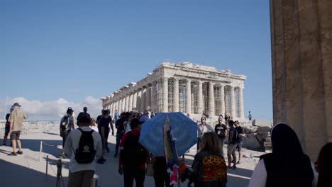 People-coming-to-visit-the-Parthenon-temple,-which-is-on-the-world-heritage-list,-on-a-sunny-day,-Athens,-Greece