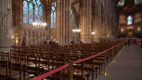 Stühle-Für-Gläubige-Im-Inneren-Der-Kathedrale-Unserer-Lieben-Frau-Von-Straßburg-Aufgestellt