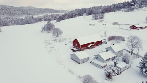 Fliegen-Sie-über-Die-Winterlandschaft-Eines-Bergdorfes-In-Norwegen