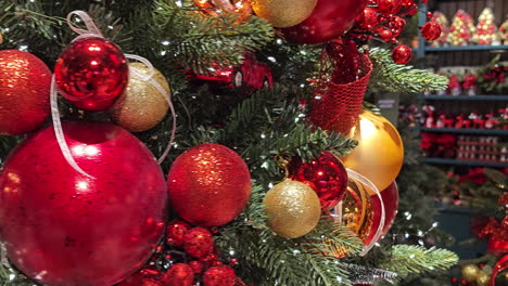 Geschmückter-Weihnachtsbaum-Mit-Leuchtend-Roten-Kugeln,-Spielzeug-Dreht-Sich-Auf-Einem-Drehteller-–-Nahaufnahme