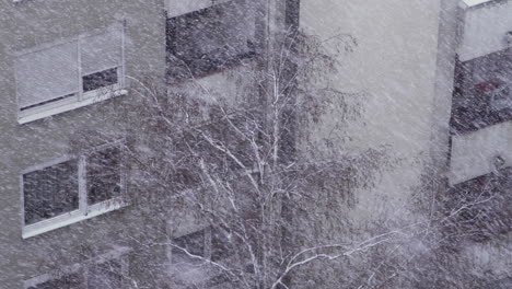 Starker-Schneefall-Mit-Gebäude-Im-Hintergrund