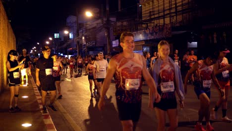 Participantes-Del-Maratón-De-Chiang-Mai-Caminando-Hacia-La-Carrera-Usando-Números