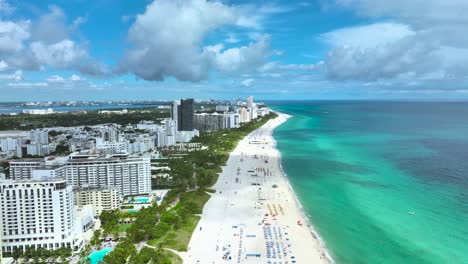 A-mesmerizing-aerial-drone-footage-of-a-sandy-beach-in-Miami,-USA