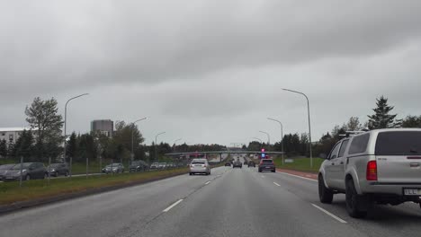 POV-Desde-Un-Automóvil-Conduciendo-Por-La-Autopista-En-La-Ciudad-De-Reykjavik-En-Islandia