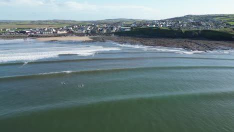 Aufsteigende-Luftaufnahme-Von-Surfern,-Die-Auf-Der-Rechten-Welle-Am-Lahinch-Beach-In-Irland-Warten