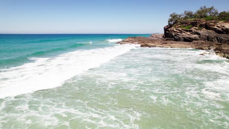 Drone-Shot-Of-Scenic-Beach-In-Noosa,-Australia