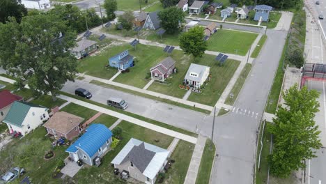 Aerial-revealing-drone-shot-of-Cass-community-tiny-homes-project-with-Solar-Panels-in-Detroit-Michigan,-USA
