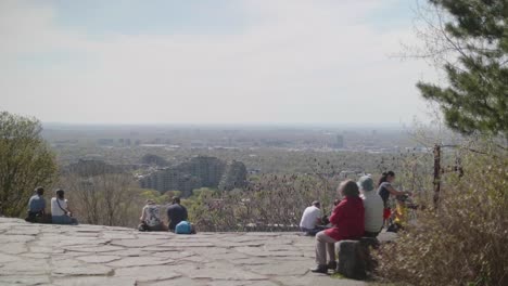 Einheimische-Am-Aussichtspunkt-Mit-Blick-Auf-Montreal-Während-Der-Quarantänesperre-In-Montreal