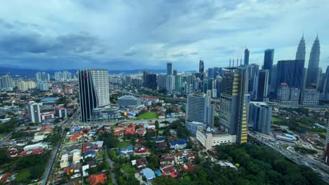 Lapso-De-Tiempo-Durante-El-Día-Rascacielos-Y-Tráfico-En-Movimiento-Kuala-Lumpur-Malasia,-Sudeste-Asiático