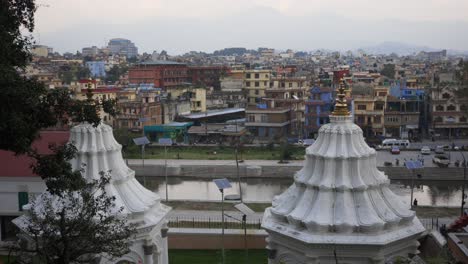 Con-Vistas-A-Katmandú-Desde-El-Templo-Pashupatinath.