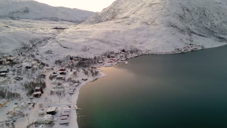 Toma-Panorámica-Aérea-Del-Pequeño-Pueblo-Frente-Al-Lago-De-Ersfjordvegen-En-Noruega