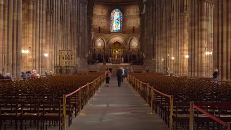 Zwei-Frauen-Gehen-Durch-Den-Gang-Der-Kathedrale-Unserer-Lieben-Frau-Von-Straßburg