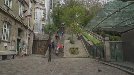 Base-Del-Funicular-Gare-Basse-En-Montmartre,-Cerca-De-La-Basílica-Del-Sacre-Coeur