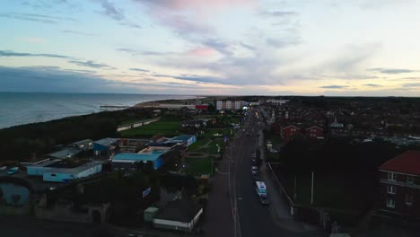 Luftvideoclip-Der-Küstenstadt-Skegness-An-Der-Küste-Von-Lincolnshire-Bei-Sonnenuntergang